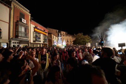 Miles de vecinos y visitantes acompañaron la procesión del Nazareno.