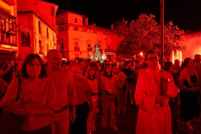 Miles de vecinos y visitantes acompañaron la procesión del Nazareno.