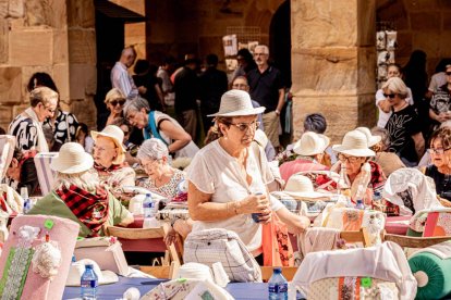 La fiesta del encaje textil reúne a cientos de artistas