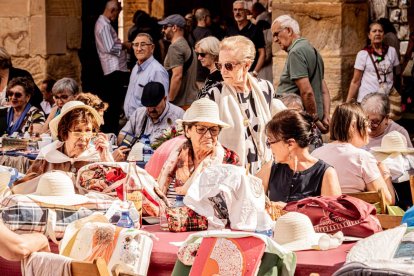 La fiesta del encaje textil reúne a cientos de artistas