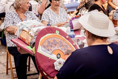 La fiesta del encaje textil reúne a cientos de artistas