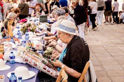 La fiesta del encaje textil reúne a cientos de artistas