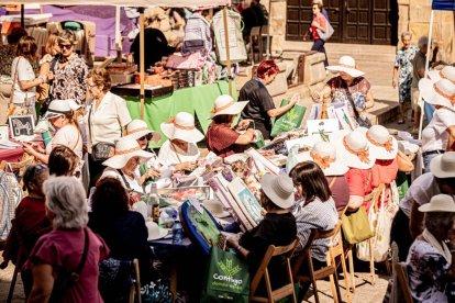 La fiesta del encaje textil reúne a cientos de artistas