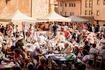 La fiesta del encaje textil reúne a cientos de artistas