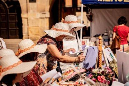 La fiesta del encaje textil reúne a cientos de artistas