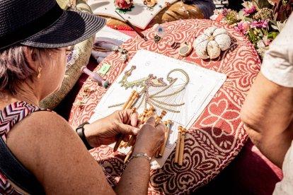 La fiesta del encaje textil reúne a cientos de artistas