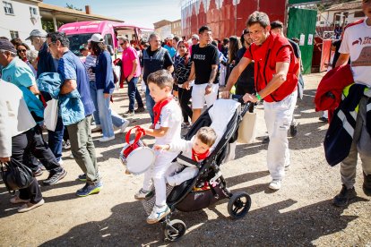 Integrantes de las peñas de Ágreda durante la tradicional bajada.
