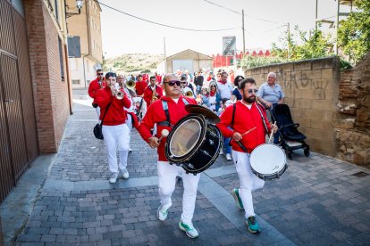 Integrantes de las peñas de Ágreda durante la tradicional bajada.