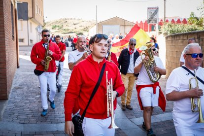 Integrantes de las peñas de Ágreda durante la tradicional bajada.