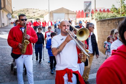 Integrantes de las peñas de Ágreda durante la tradicional bajada.