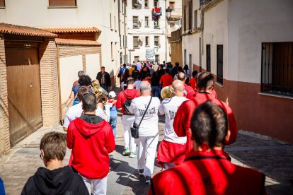 Integrantes de las peñas de Ágreda durante la tradicional bajada.