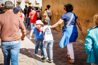 Integrantes de las peñas de Ágreda durante la tradicional bajada.
