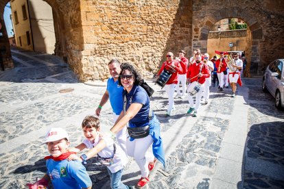 Integrantes de las peñas de Ágreda durante la tradicional bajada.