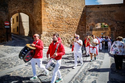 Integrantes de las peñas de Ágreda durante la tradicional bajada.
