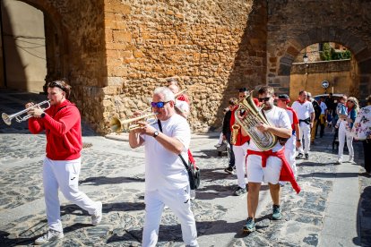 Integrantes de las peñas de Ágreda durante la tradicional bajada.