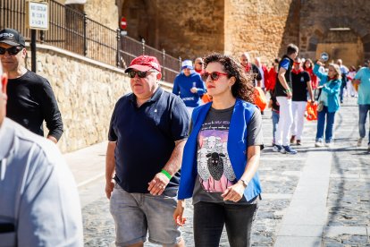 Integrantes de las peñas de Ágreda durante la tradicional bajada.