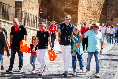 Integrantes de las peñas de Ágreda durante la tradicional bajada.