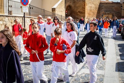 Integrantes de las peñas de Ágreda durante la tradicional bajada.