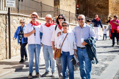 Integrantes de las peñas de Ágreda durante la tradicional bajada.