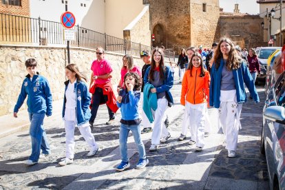 Integrantes de las peñas de Ágreda durante la tradicional bajada.