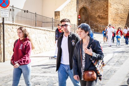 Integrantes de las peñas de Ágreda durante la tradicional bajada.