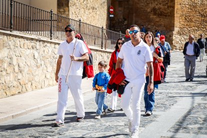 Integrantes de las peñas de Ágreda durante la tradicional bajada.