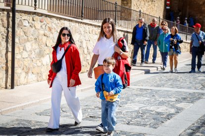 Integrantes de las peñas de Ágreda durante la tradicional bajada.