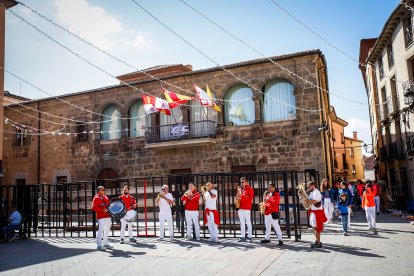 Integrantes de las peñas de Ágreda durante la tradicional bajada.