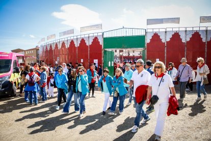 Integrantes de las peñas de Ágreda durante la tradicional bajada.
