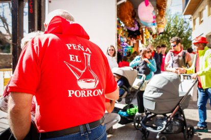 Integrantes de las peñas de Ágreda durante la tradicional bajada.