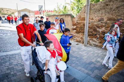 Integrantes de las peñas de Ágreda durante la tradicional bajada.