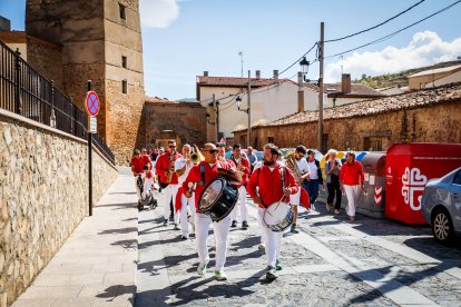 Integrantes de las peñas de Ágreda durante la tradicional bajada.