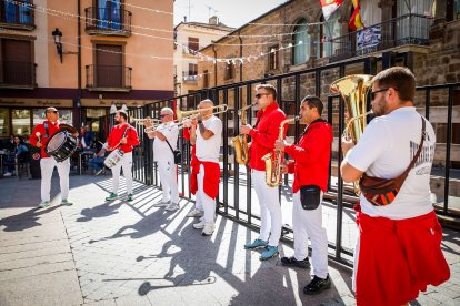Integrantes de las peñas de Ágreda durante la tradicional bajada.