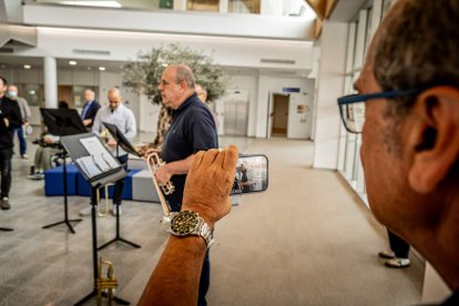 Pacientes y sanitarios pudieron contemplar un concierto fuera de lo común