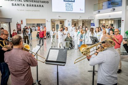 Pacientes y sanitarios pudieron contemplar un concierto fuera de lo común