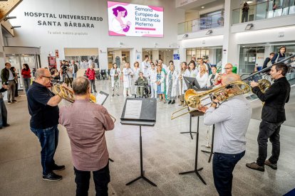 Pacientes y sanitarios pudieron contemplar un concierto fuera de lo común
