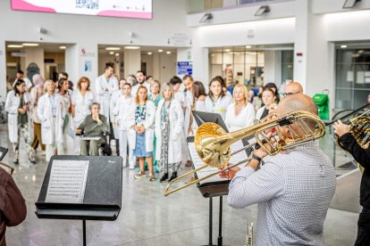 Pacientes y sanitarios pudieron contemplar un concierto fuera de lo común