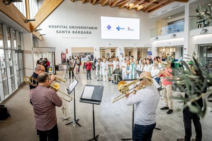 Pacientes y sanitarios pudieron contemplar un concierto fuera de lo común