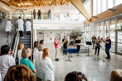 Pacientes y sanitarios pudieron contemplar un concierto fuera de lo común