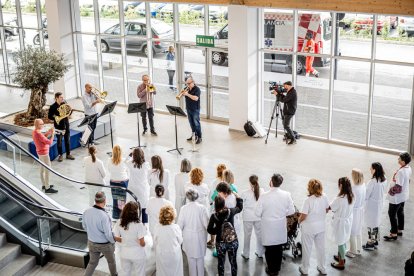 Pacientes y sanitarios pudieron contemplar un concierto fuera de lo común