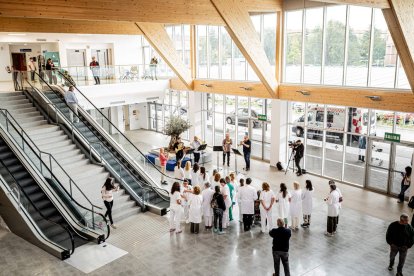 Pacientes y sanitarios pudieron contemplar un concierto fuera de lo común
