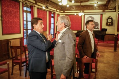 El Casino de Soria acogió la presentación de su libro biográfico.