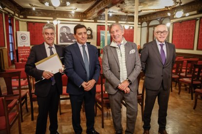 El Casino de Soria acogió la presentación de su libro biográfico.