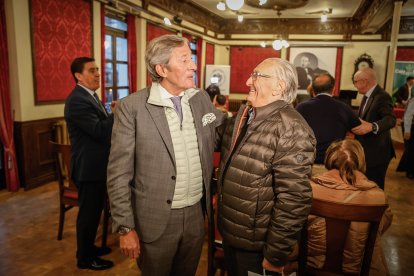 El Casino de Soria acogió la presentación de su libro biográfico.
