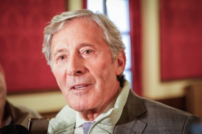 El Casino de Soria acogió la presentación de su libro biográfico.