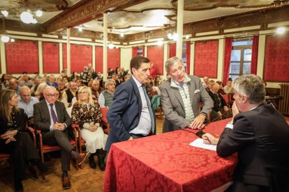 El Casino de Soria acogió la presentación de su libro biográfico.