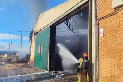Un bombero echando agua a la nave.