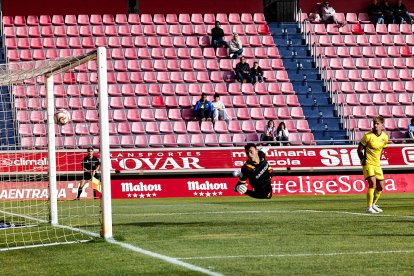 Los rojillos encajan su primera derrota tras una dolorosa remontada del Navalcarnero.