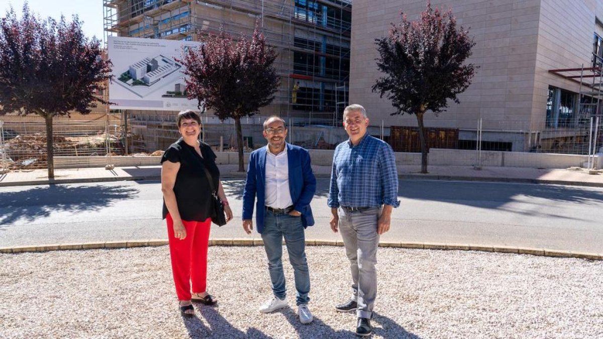 Romero, Rey y Antón posan ante la nueva comisaría de Soria.