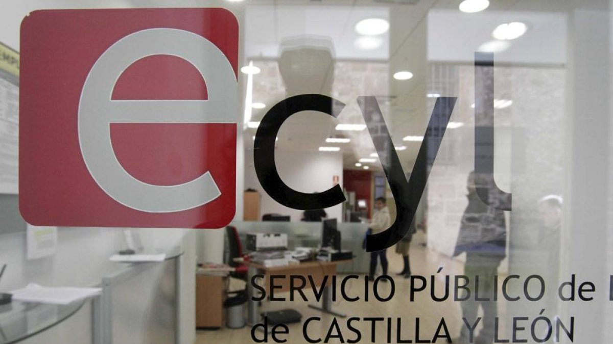 El desempleo cae un 2,2% en Castilla y León por el empuje de los servicios en Semana Santa. HDS